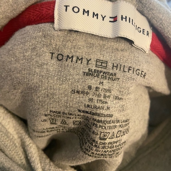 Men’s size medium Tommy Hilfiger hoodie grey. That’s our age that’s a p6 - Picture 7 of 8